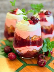 Desert la pahar cu cireșe și mousse de iaurt