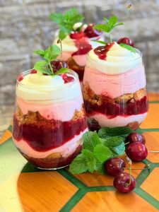 Desert la pahar cu cireșe și mousse de iaurt