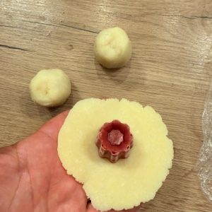 Praline de ciocolată cu căpșuni și cocos