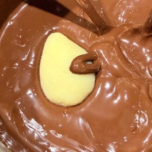 Praline de ciocolată cu căpșuni și cocos