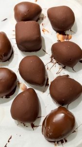 Praline de ciocolată cu căpșuni și cocos