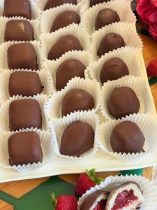 Praline de ciocolată cu căpșuni și cocos