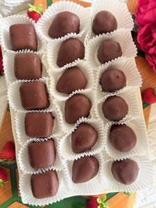 Praline de ciocolată cu căpșuni și cocos