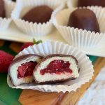 Praline de ciocolată cu căpșuni și cocos