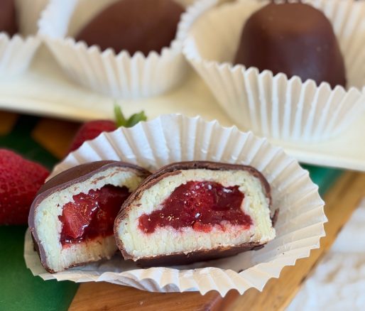 Praline de ciocolată cu căpșuni și cocos