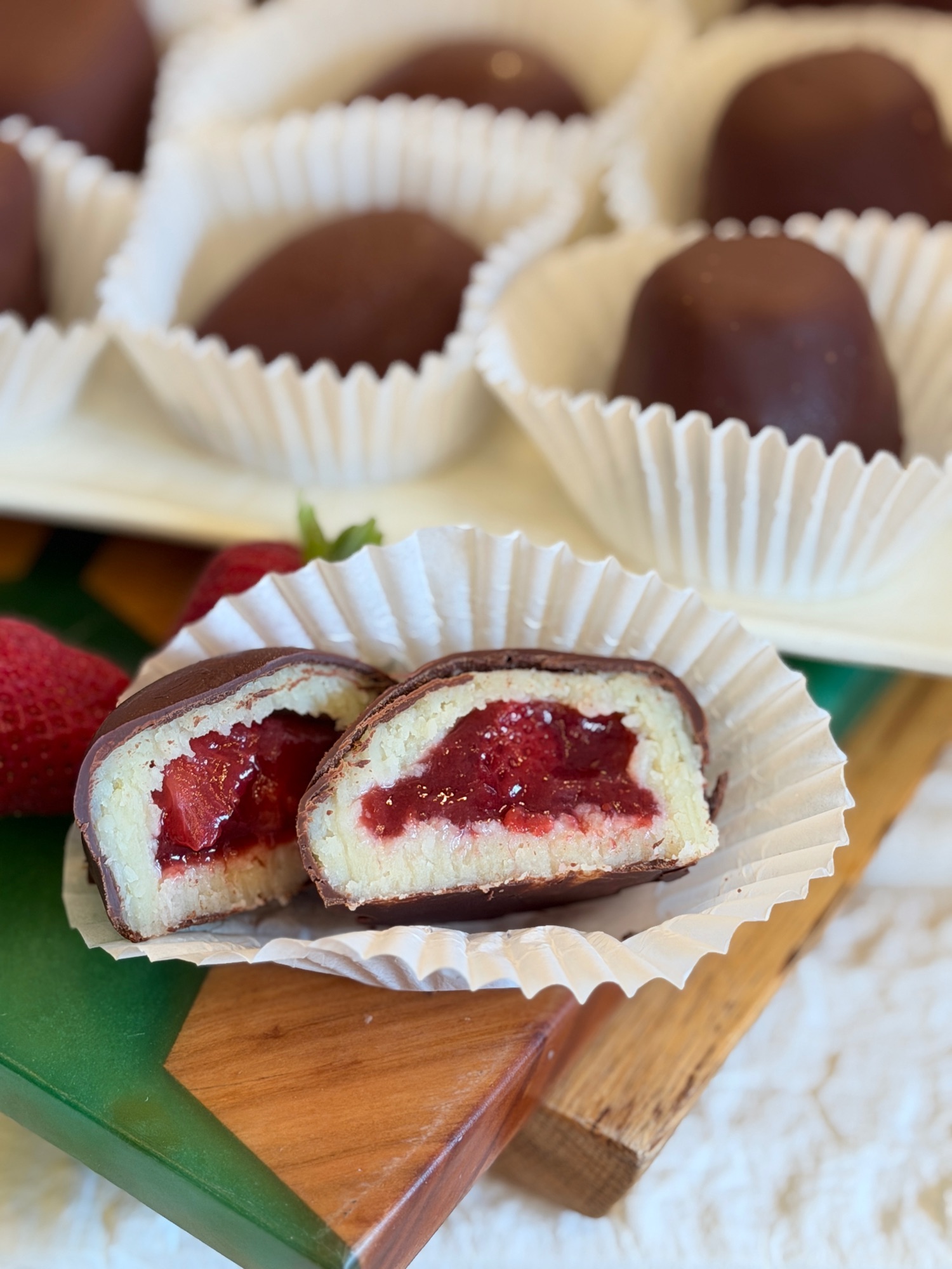 Praline de ciocolată cu căpșuni și cocos
