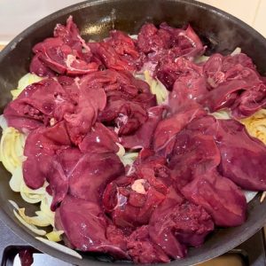 Ficăței de pui în sos de ceapă