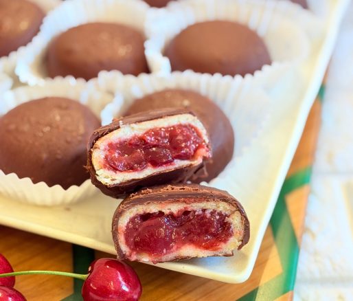 Praline de ciocolată cu cireșe și migdale