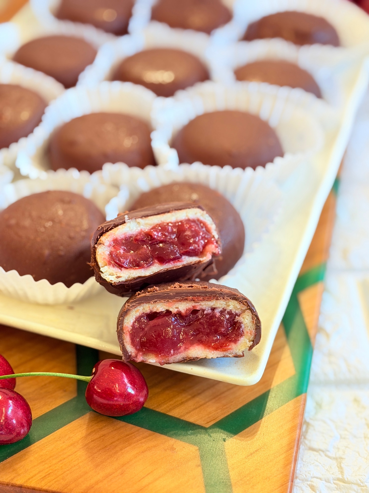 Praline de ciocolată cu cireșe și migdale