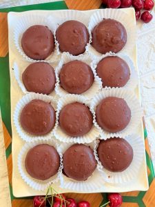 Praline de ciocolată cu cireșe și migdale
