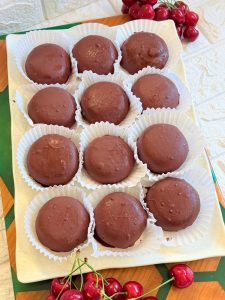 Praline de ciocolată cu cireșe și migdale