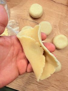 Praline de ciocolată cu cireșe și migdale