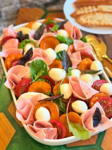 Salată de caise cu mozzarella și șuncă presată