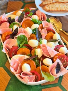 Salată de caise cu mozzarella și șuncă presată