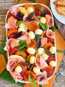 Salată de caise cu mozzarella și șuncă presată