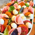 Salată de caise cu mozzarella și șuncă presată