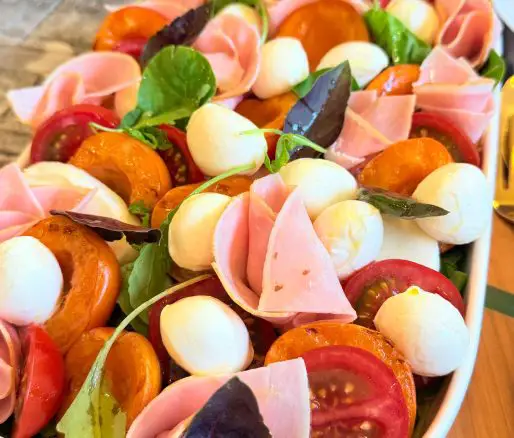 Salată de caise cu mozzarella și șuncă presată