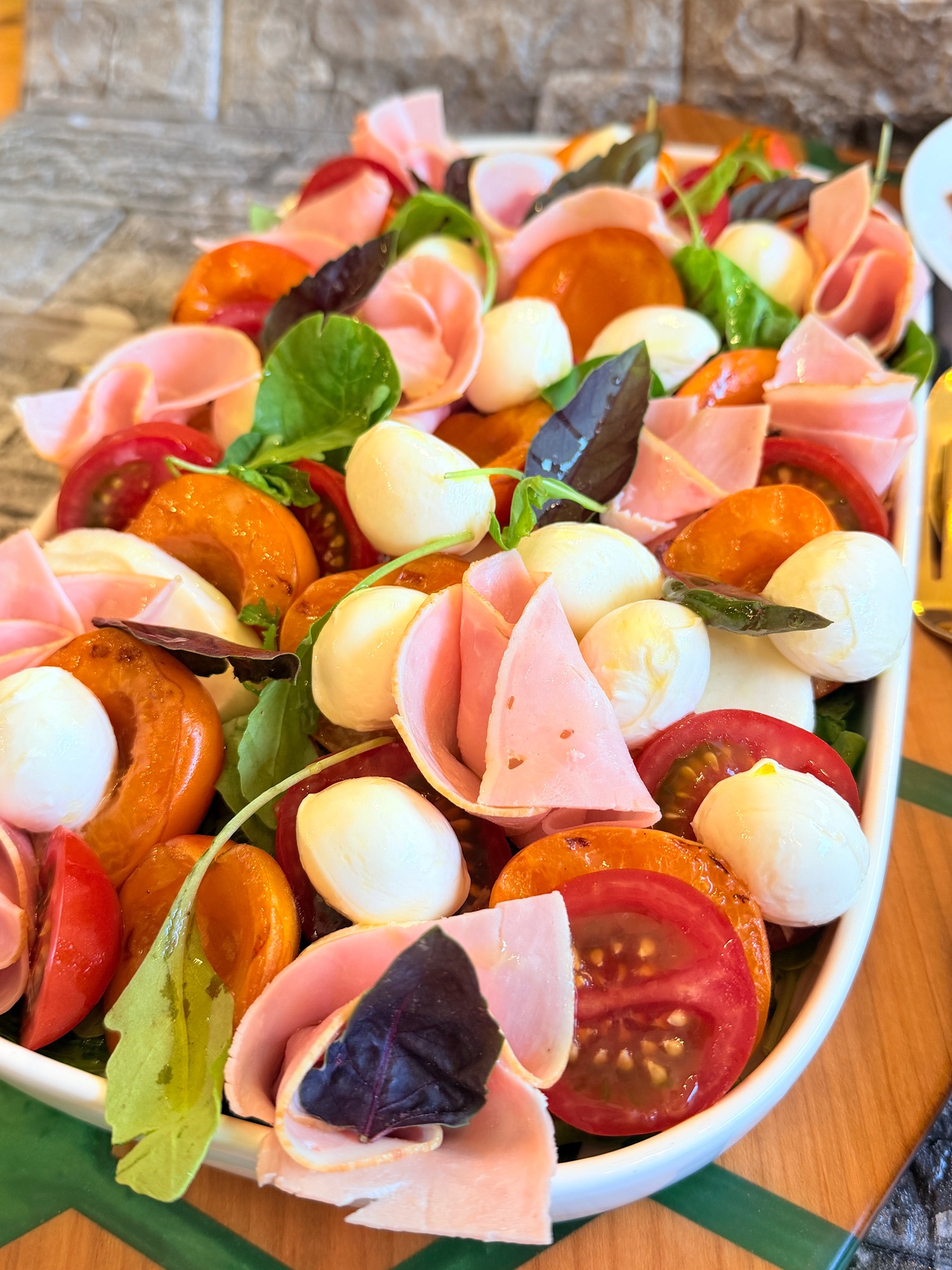 Salată de caise cu mozzarella și șuncă presată
