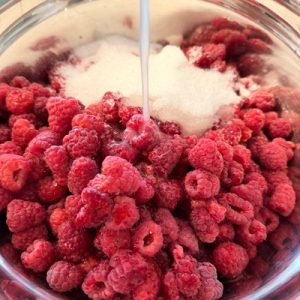 dulceață de zmeură cu puțin zahăr, dulceață de zmeură, rețetă dulceață de zmeură, dulceață de casă, dulceață naturală, dulceață cu mai puțin zahăr, zmeură proaspătă, conserve de casă, cum se face dulceața de zmeură, dulceață bob cu bob, fierbere la foc mic, sterilizare borcane, sterilizare la cuptor, sterilizare la 110 grade, sterilizare prin fierbere, dulceață pentru iarnă, desert cu zmeură, rețete tradiționale, Chef Nicolaie Tomescu