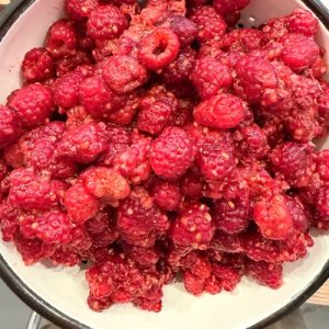 dulceață de zmeură cu puțin zahăr, dulceață de zmeură, rețetă dulceață de zmeură, dulceață de casă, dulceață naturală, dulceață cu mai puțin zahăr, zmeură proaspătă, conserve de casă, cum se face dulceața de zmeură, dulceață bob cu bob, fierbere la foc mic, sterilizare borcane, sterilizare la cuptor, sterilizare la 110 grade, sterilizare prin fierbere, dulceață pentru iarnă, desert cu zmeură, rețete tradiționale, Chef Nicolaie Tomescu