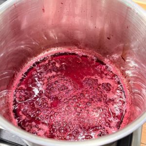 dulceață de zmeură cu puțin zahăr, dulceață de zmeură, rețetă dulceață de zmeură, dulceață de casă, dulceață naturală, dulceață cu mai puțin zahăr, zmeură proaspătă, conserve de casă, cum se face dulceața de zmeură, dulceață bob cu bob, fierbere la foc mic, sterilizare borcane, sterilizare la cuptor, sterilizare la 110 grade, sterilizare prin fierbere, dulceață pentru iarnă, desert cu zmeură, rețete tradiționale, Chef Nicolaie Tomescu