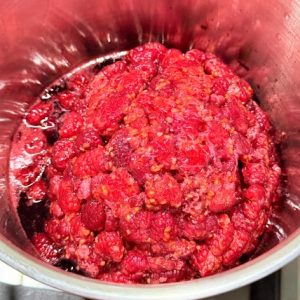 dulceață de zmeură cu puțin zahăr, dulceață de zmeură, rețetă dulceață de zmeură, dulceață de casă, dulceață naturală, dulceață cu mai puțin zahăr, zmeură proaspătă, conserve de casă, cum se face dulceața de zmeură, dulceață bob cu bob, fierbere la foc mic, sterilizare borcane, sterilizare la cuptor, sterilizare la 110 grade, sterilizare prin fierbere, dulceață pentru iarnă, desert cu zmeură, rețete tradiționale, Chef Nicolaie Tomescu