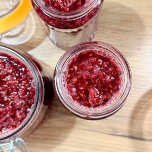 dulceață de zmeură cu puțin zahăr, dulceață de zmeură, rețetă dulceață de zmeură, dulceață de casă, dulceață naturală, dulceață cu mai puțin zahăr, zmeură proaspătă, conserve de casă, cum se face dulceața de zmeură, dulceață bob cu bob, fierbere la foc mic, sterilizare borcane, sterilizare la cuptor, sterilizare la 110 grade, sterilizare prin fierbere, dulceață pentru iarnă, desert cu zmeură, rețete tradiționale, Chef Nicolaie Tomescu
