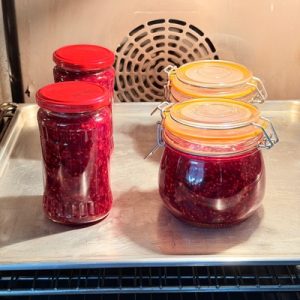 dulceață de zmeură cu puțin zahăr, dulceață de zmeură, rețetă dulceață de zmeură, dulceață de casă, dulceață naturală, dulceață cu mai puțin zahăr, zmeură proaspătă, conserve de casă, cum se face dulceața de zmeură, dulceață bob cu bob, fierbere la foc mic, sterilizare borcane, sterilizare la cuptor, sterilizare la 110 grade, sterilizare prin fierbere, dulceață pentru iarnă, desert cu zmeură, rețete tradiționale, Chef Nicolaie Tomescu