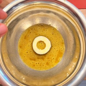 Rondele de dovlecei pane la cuptor cu sos de iaurt
