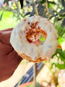 Rondele de dovlecei pane la cuptor cu sos de iaurt