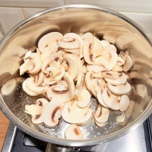 Piept de curcan umplut în sos de ciuperci