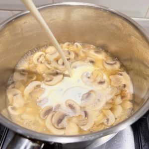 Piept de curcan umplut în sos de ciuperci
