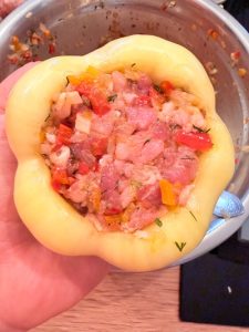 Ardei umpluți cu legume și carne
