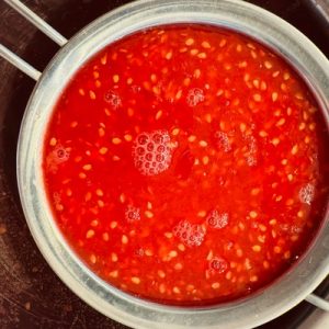 Roșii întregi în bulion la borcan pentru sosuri, mâncăruri și paste