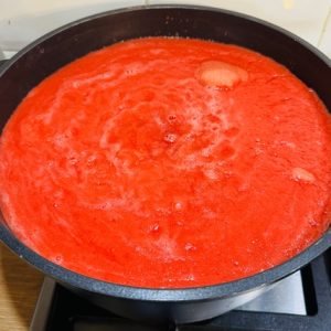 Roșii întregi în bulion la borcan pentru sosuri, mâncăruri și paste