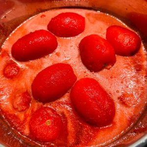 Roșii întregi în bulion la borcan pentru sosuri, mâncăruri și paste