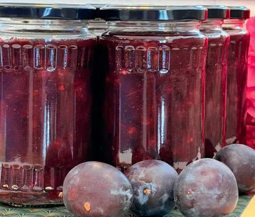 Dulceață de prune cu nuci coapte