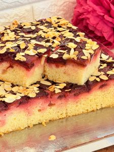 Prăjitură răsturnată cu prune și migdale 
