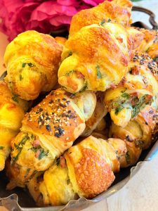 Croissante cu șuncă și cașcaval