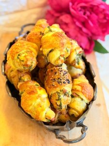 Croissante cu șuncă și cașcaval