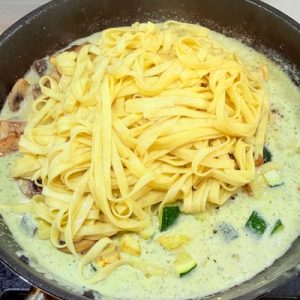 Paste cu pui și cremă de zucchini