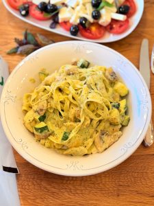 Paste cu pui și cremă de zucchini