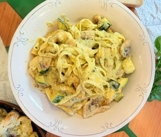 Paste cu pui și cremă de zucchini