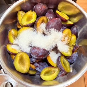 Budincă de prune în foi de plăcintă