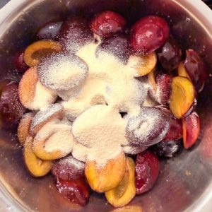 Budincă de prune în foi de plăcintă