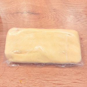 Tartă cu prune și cremă de brânză