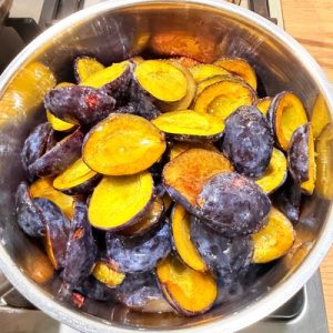 Tartă cu prune și cremă de brânză
