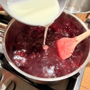 Tartă cu prune și cremă de brânză