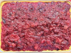 Tartă cu prune și cremă de brânză
