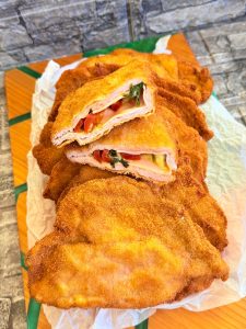 Șnițel de porc umplut cu șuncă și cașcaval